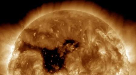Et enormt 800 000 kilometer bredt koronahull har blitt oppdaget på solen