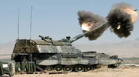 En tysk Panzerhaubitze 2000-haubits ødela en russisk 2A36 Hyacinth-B-kanon.