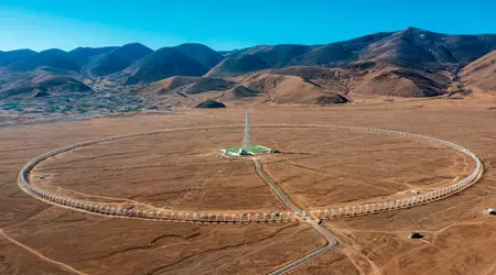 Kina har skutt opp verdens største radioteleskop - det har 313 6 meter lange antenner plassert i en sirkel med en diameter på 3,14 km.