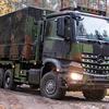 Mercedes-Benz Arocs lastebil med militært utstyr.