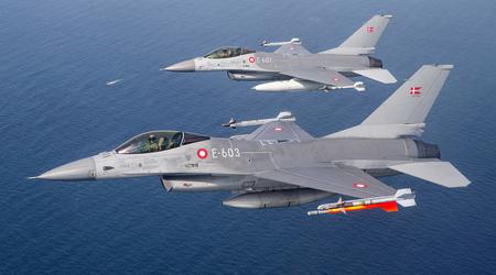 Danmark forteller når de første F-16 Fighting Falcon-flyene overføres til Ukraina