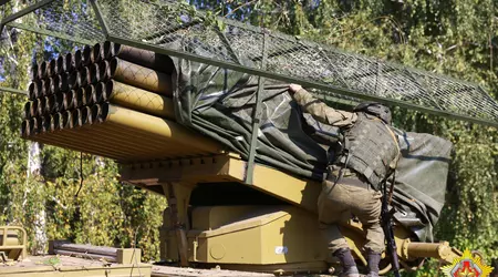 Hviterussiske soldater på grensen til Ukraina har utstyrt kjøretøyene sine med "gitter