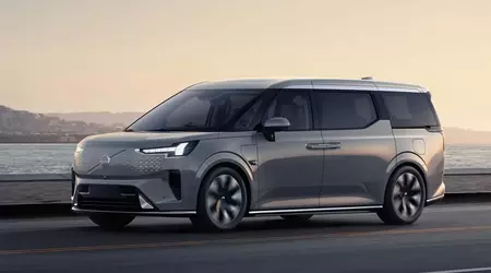Volvo har lansert masseproduksjon av den luksuriøse elektriske minibussen EM90 med en rekkevidde på opptil 738 kilometer.