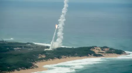 Jageren USS Carl M. Levin brukte SM-3 Block IA- og SM-2 Block IIIA-avskjæringsraketter for å avskjære ballistiske missiler og sjømålsmissiler samtidig.