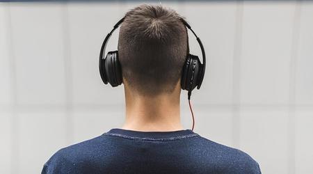 Utviklere ved University of Washington har laget AI-hodetelefoner med Apples M2-brikke som oversetter talen til flere høyttalere samtidig som stemmefunksjonene bevares