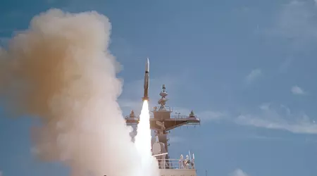 Den amerikanske destroyeren USS Carney ødela tre missiler og åtte droner nær Jemen med SM-2 avskjæringsraketter.