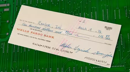 En Apple-sjekk fra 1976 signert av Jobs og Wozniak ble solgt på auksjon for 135 000 dollar.