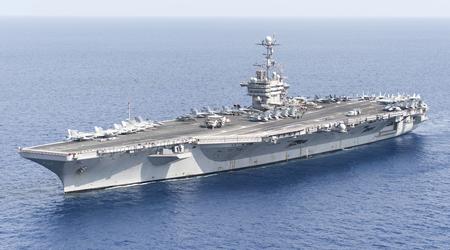 Et F/A-18E jagerfly styrter fra dekket på hangarskipet Harry S. Truman og styrter i havet.