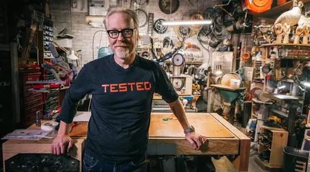 MythBusters-stjernen Adam Savage prøvde ut AirPods Pro 2-hodetelefonene som høreapparat og var fornøyd (video)