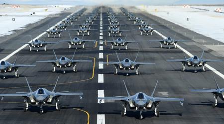 Det amerikanske flyvåpenet betaler i gjennomsnitt 82,5 millioner dollar for et F-35A-kampfly, mens F-35B og F-35C koster mer enn 100 millioner dollar.