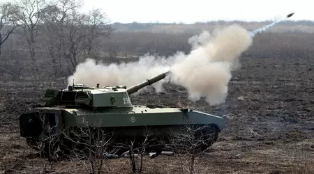 FPV-drone rev en kamuflert russisk selvgående haubits av typen 2S1 Gvozdika i to deler