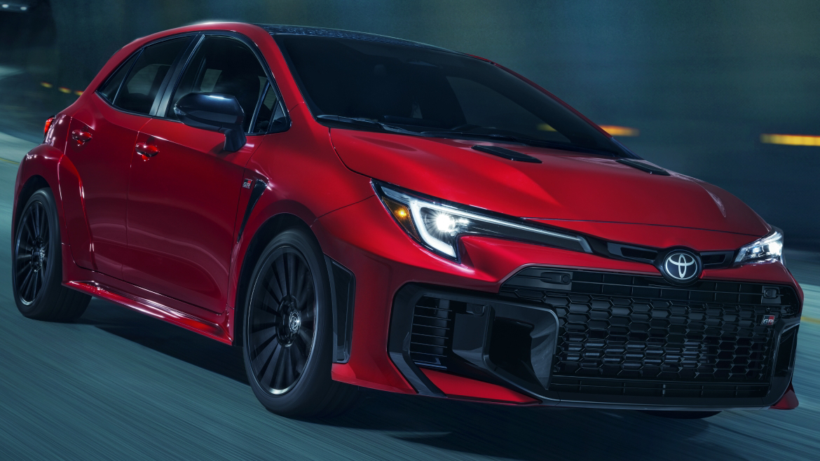 Inni Toyota GR Corolla: kraft, ytelse og presisjon Slipp løs dyret: Toyota GR Corolla takler gatene