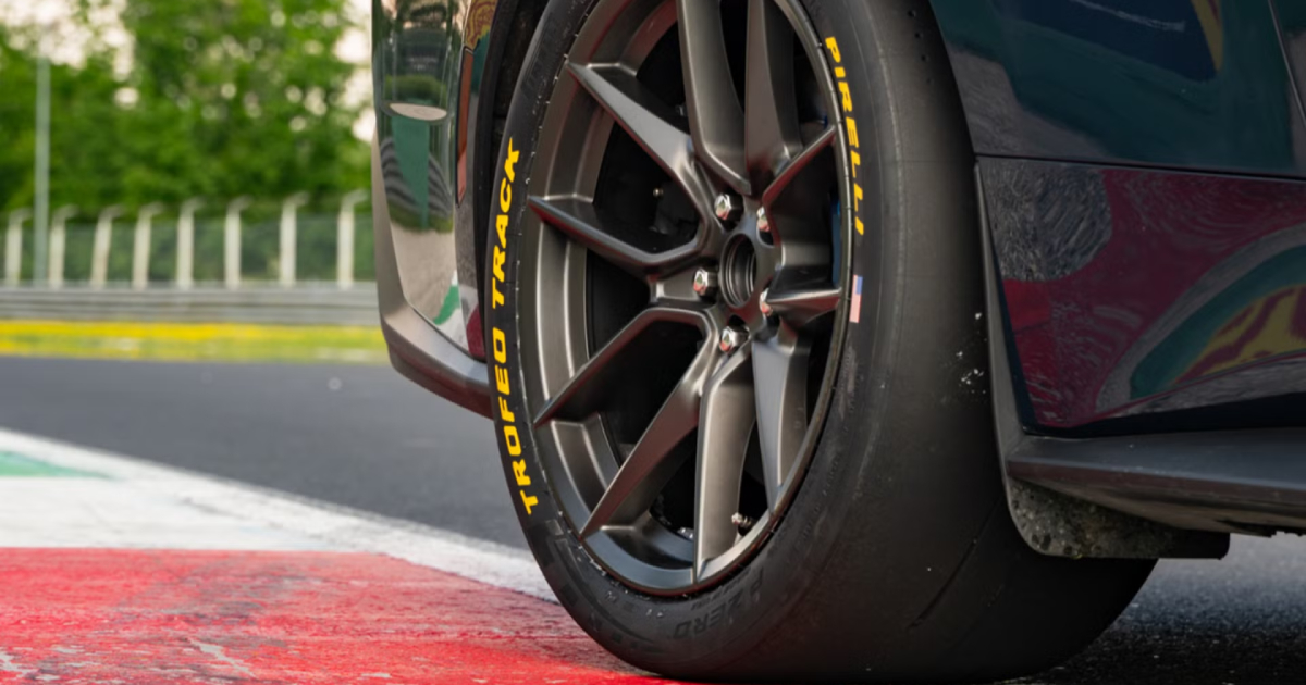 Den nye Ford Mustang Dark Horse: testkjøring med Pirelli P Zero Trofeo Track dekk Testing av Pirelli P Zero Trofeo Track på den nye Ford Mustang Dark Horse