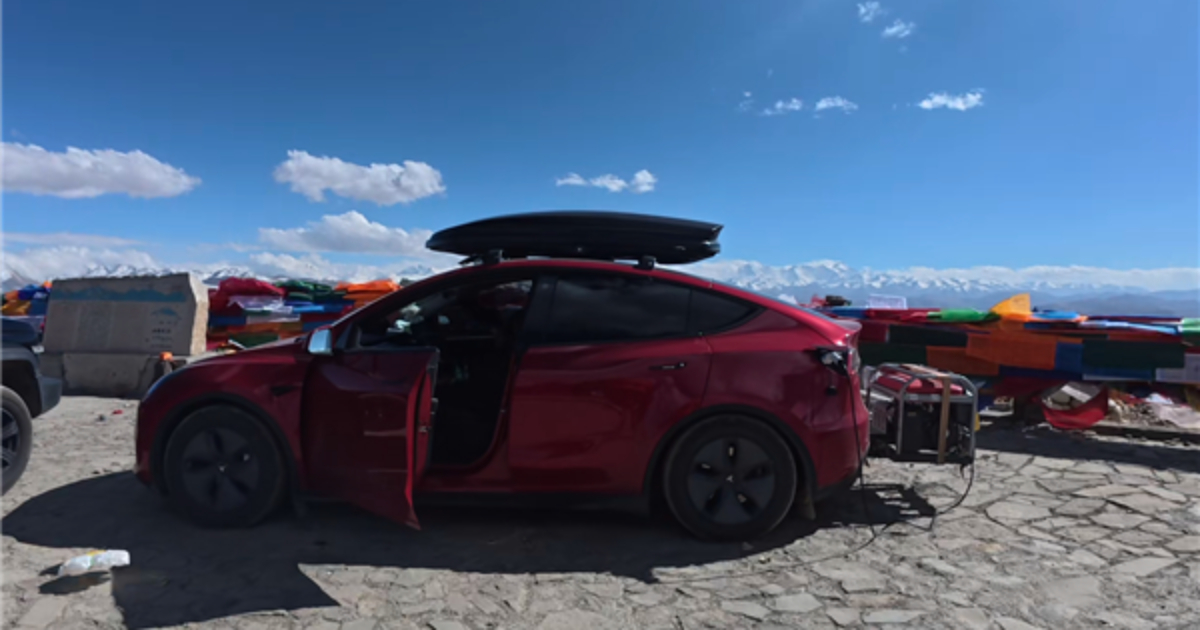 Hvorfor har den banebrytende Tesla Model T en bensinmotor om bord? Tesla Model T nå med en bensin-generator: den første slike løsning i verden av elektriske biler