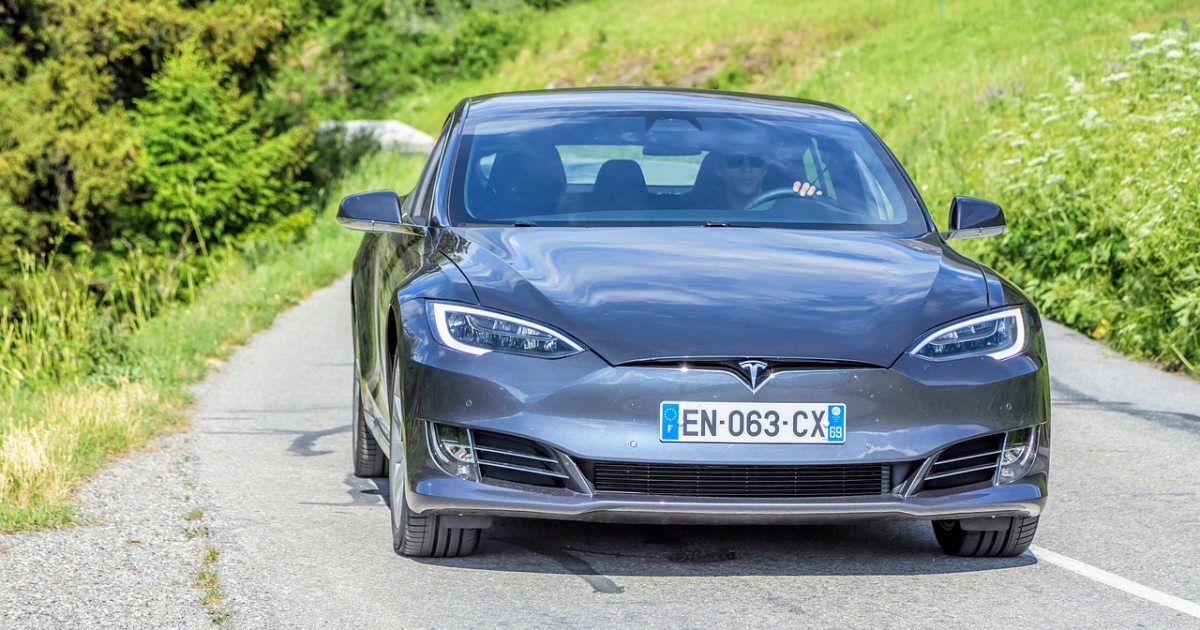 Tesla Model S: gjester fra Frankrike er synlige på våre gater Tesla Model S og fransk veikant-sjarm: en ny trend?