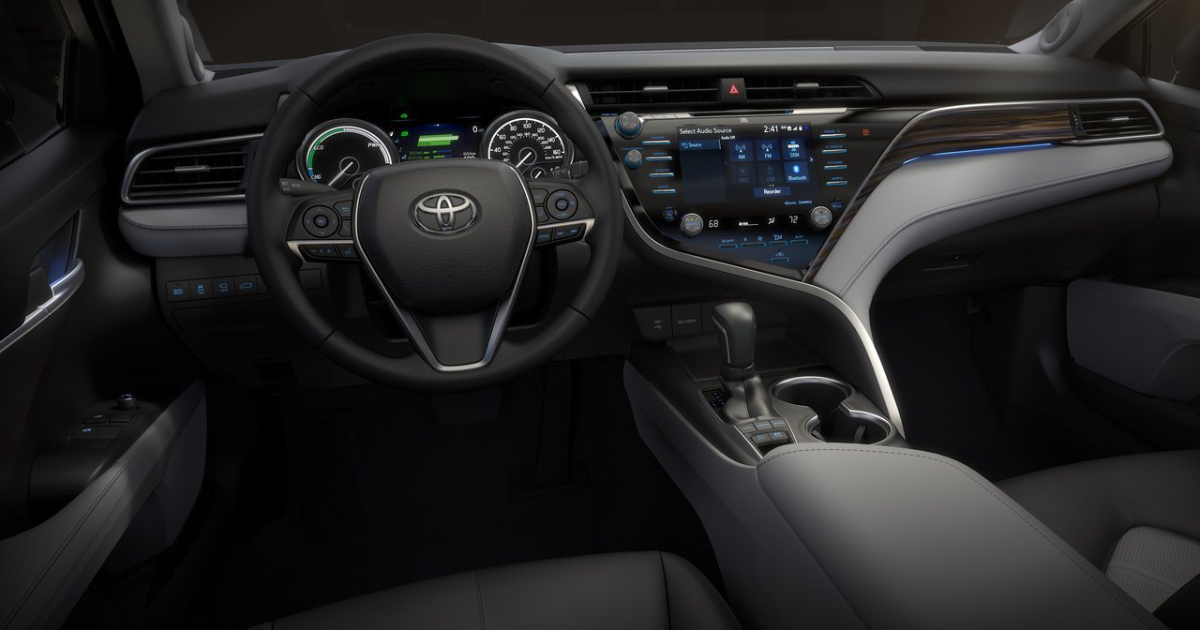 Futuristisk interiør: Hva tilbyr Toyota Camry inne? Dyk deg inn i innovasjon: Disse detaljene i Toyota Camrys interiør vil overraske deg