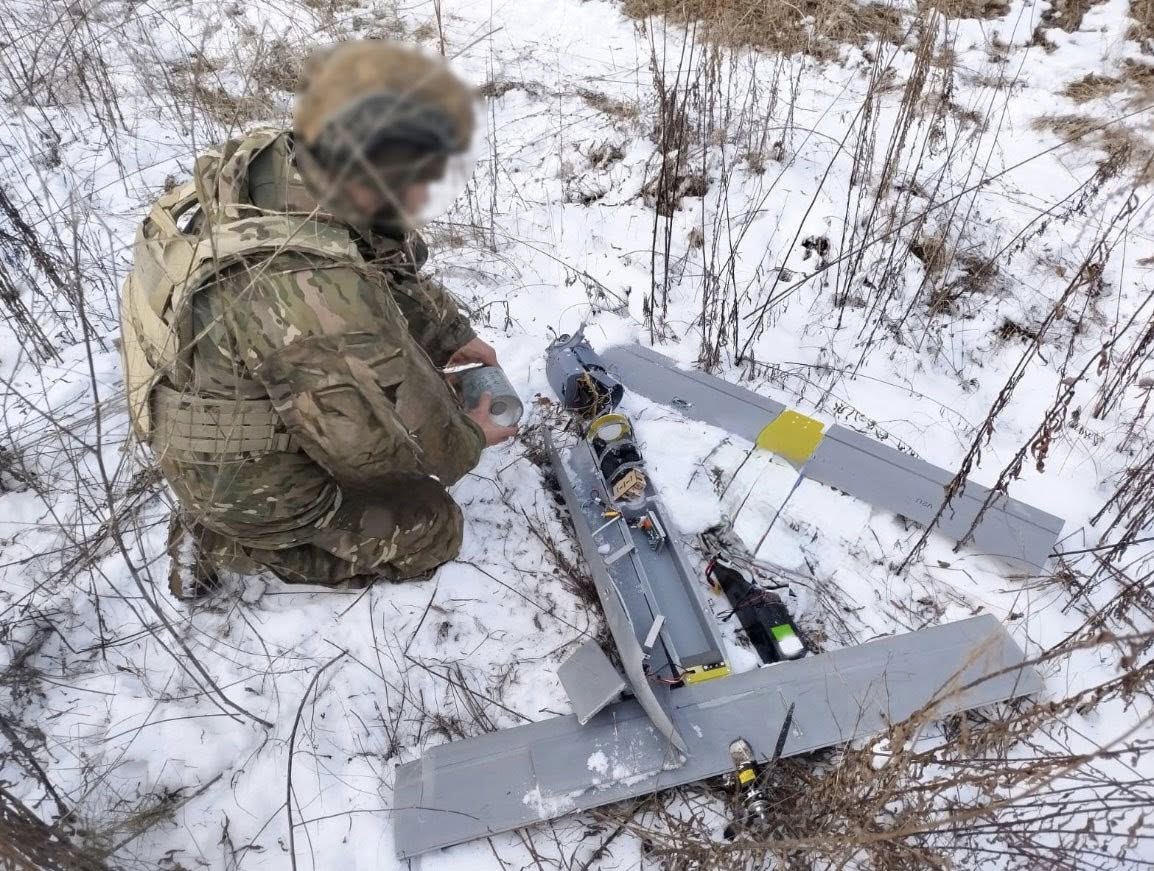 Etter et vellykket angrep: en ukrainsk soldat ved siden av en nedskutt russisk drone Ukrainsk militær demonstrerer sin prestasjon: nedskutt russisk drone