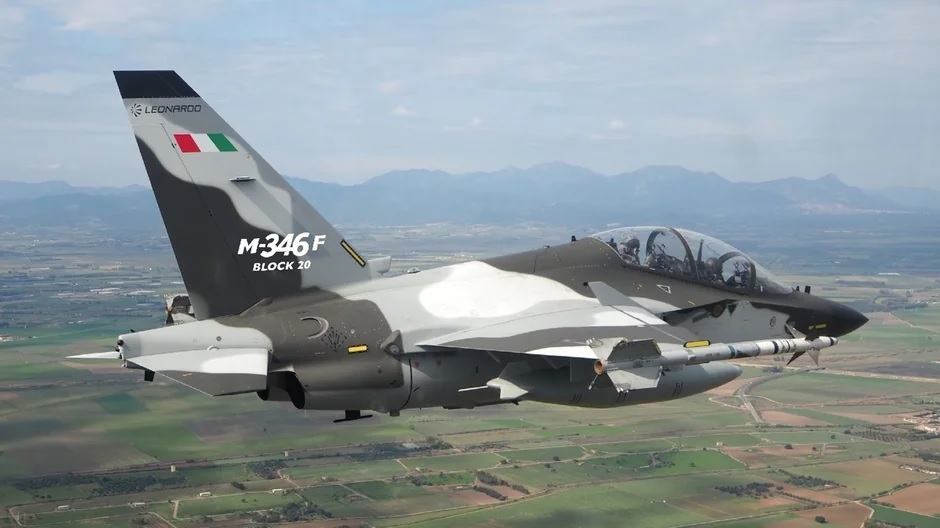 Leonardo M-346: Spillveksleren i moderne pilottreningprogrammer Leonardo M-346: Avdukingen av det avanserte jet-trenerflyet som tar flytrening til nye høyder