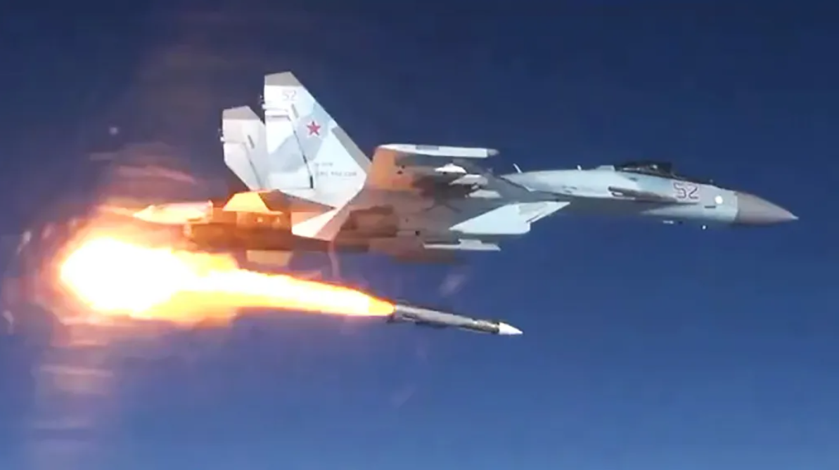 Fra himmelen til målet: Hvordan R-37M missilutskyting fra Su-35S fungerer Avsløring av detaljer: Uttak av R-37M styrt missil fra Su-35S jagerfly