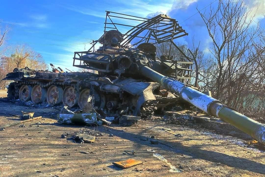 Stridsvogn i brann: hvordan illustrasjoner gjenspeiler krigens konsekvenser Illustrasjon av en skadd russisk stridsvogn: en kunstnerisk tolkning av den nåværende konflikten