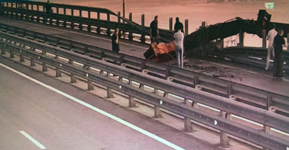Krimbrua: dokumentariske bilder av hendelsen Fotoreportasje: Krimbrua etter hendelsen