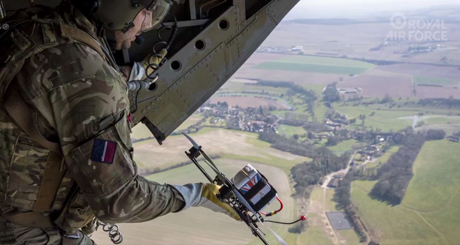Fremtidens teknologier: FPV-droneflyging fra en Chinook Episk aerobatics: Imponerende FPV-drone på en Chinook