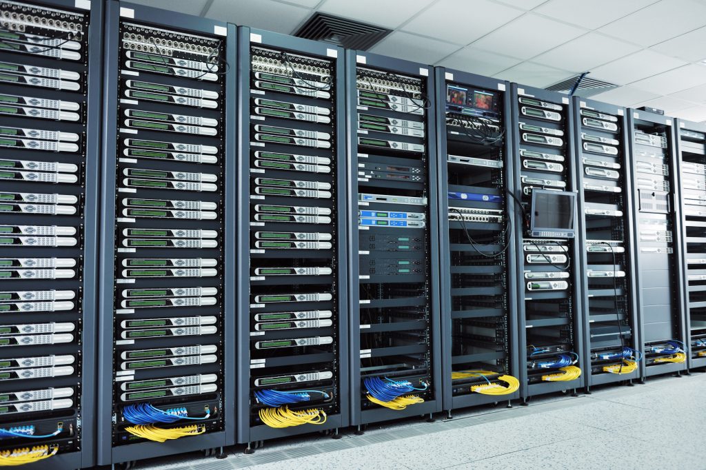 Design av serverrack: nøkkelaspekter ved databehandling Grunnleggende om oppsett av serverrack: hva trenger du å vite?
