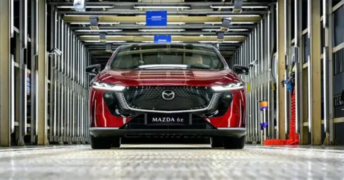 Mazda 6e på Changan-Mazda-fabrikken Den første produksjons-Mazda 6e ved Changan-Mazda-fabrikken i Kina.