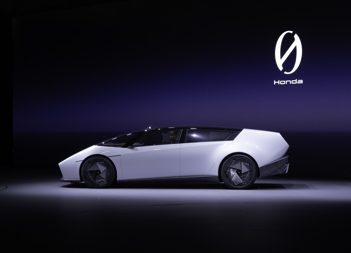 Honda 0 Saloon prototype. Honda 0 Saloon prototype.