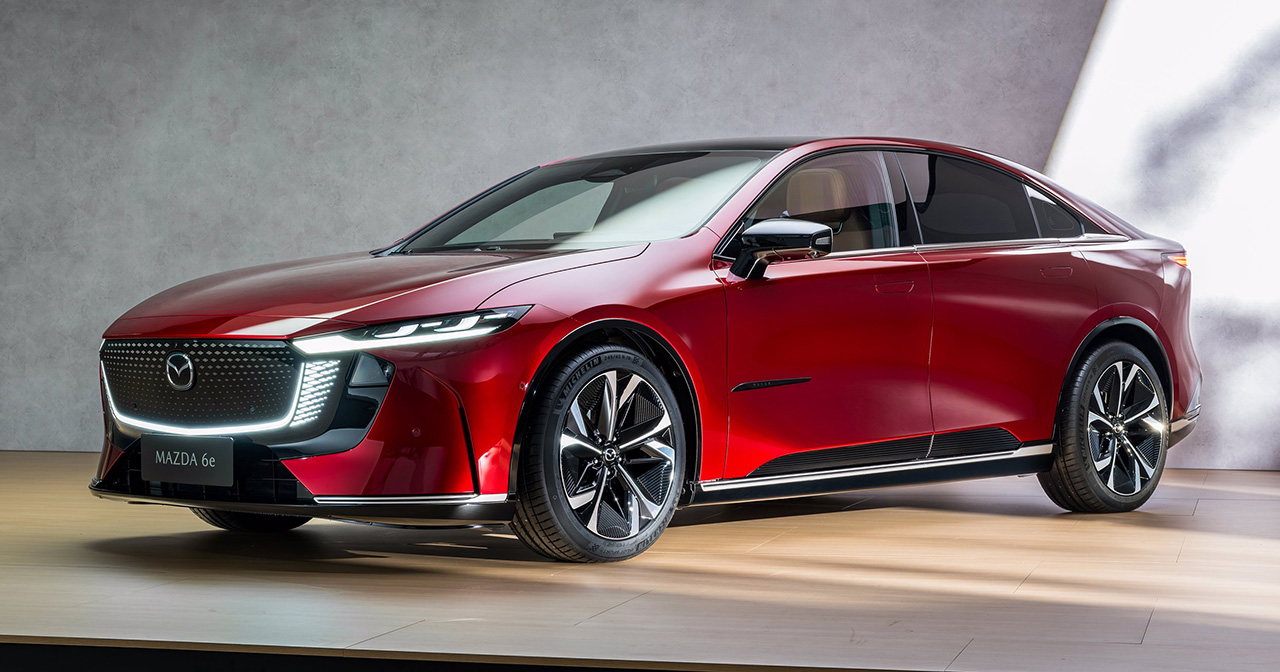 Mazda 6e i bakgrunnen av fabrikken Mazda 6e i bakgrunnen av fabrikken