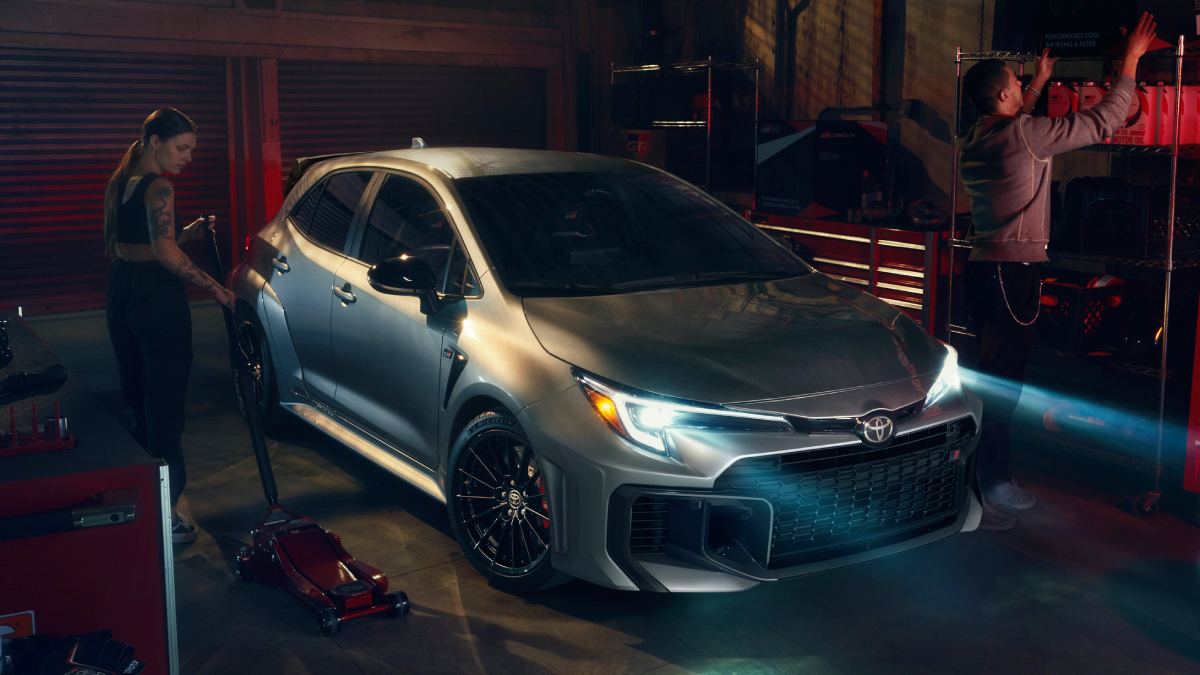 Toyota GR Corolla Toyota GR Corolla i bakgrunnen av produksjonsprosessen