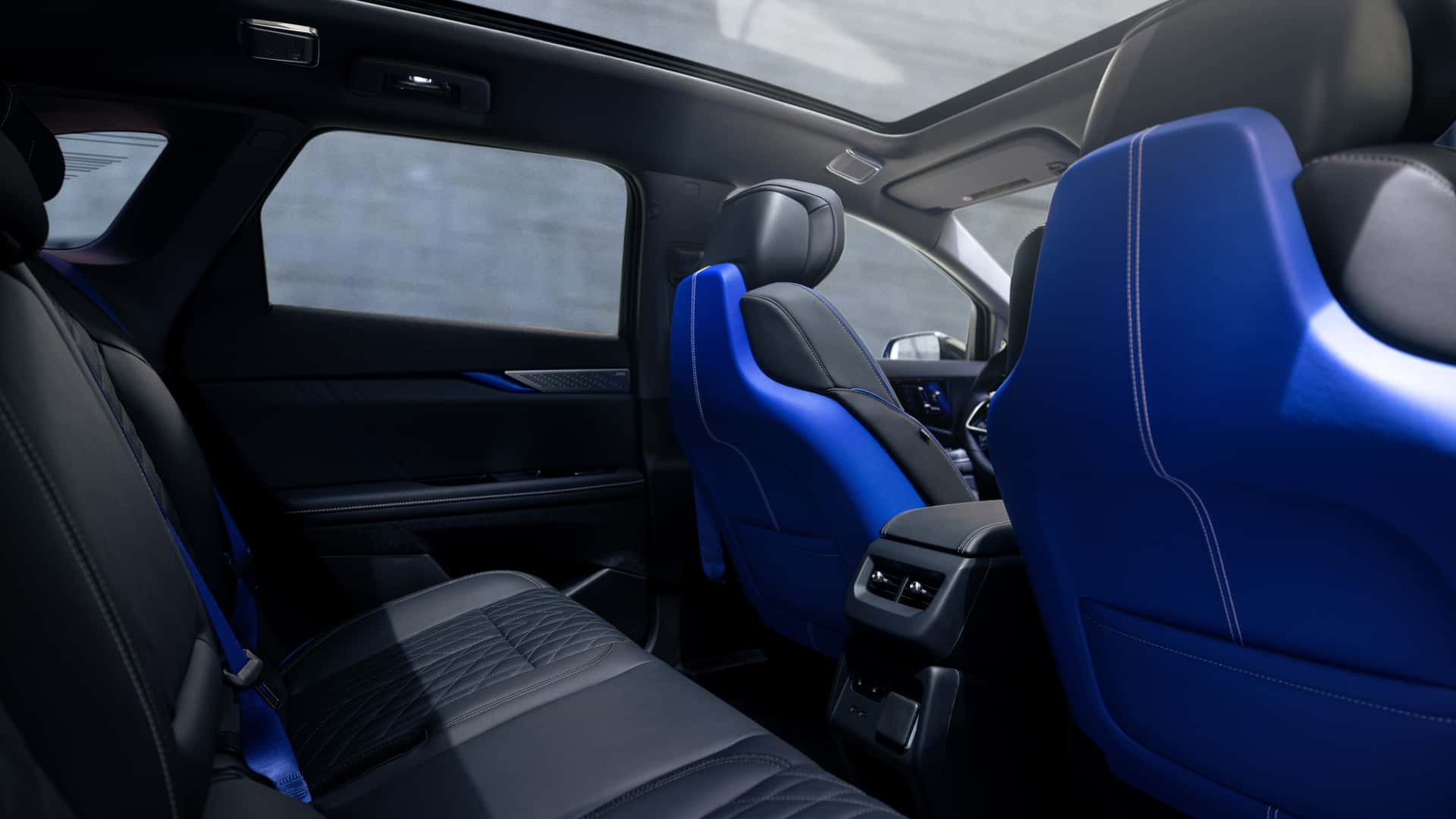 2026 Cadillac Optiq V i Magnus Metal Frost-farge. 2026 Cadillac Optiq V i Magnus Metal Frost-farge.