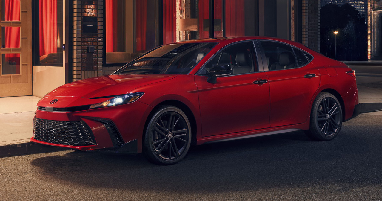 2026 Toyota Camry Nightshade Edition - sett forfra 2026 Toyota Camry Nightshade Edition - sett forfra