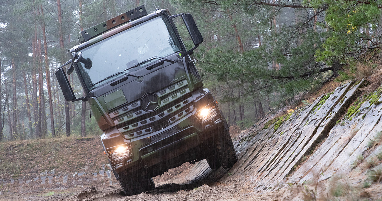 Mercedes-Benz Arocs lastebil i kamuflasje. Mercedes-Benz Arocs lastebil i kamuflasje.