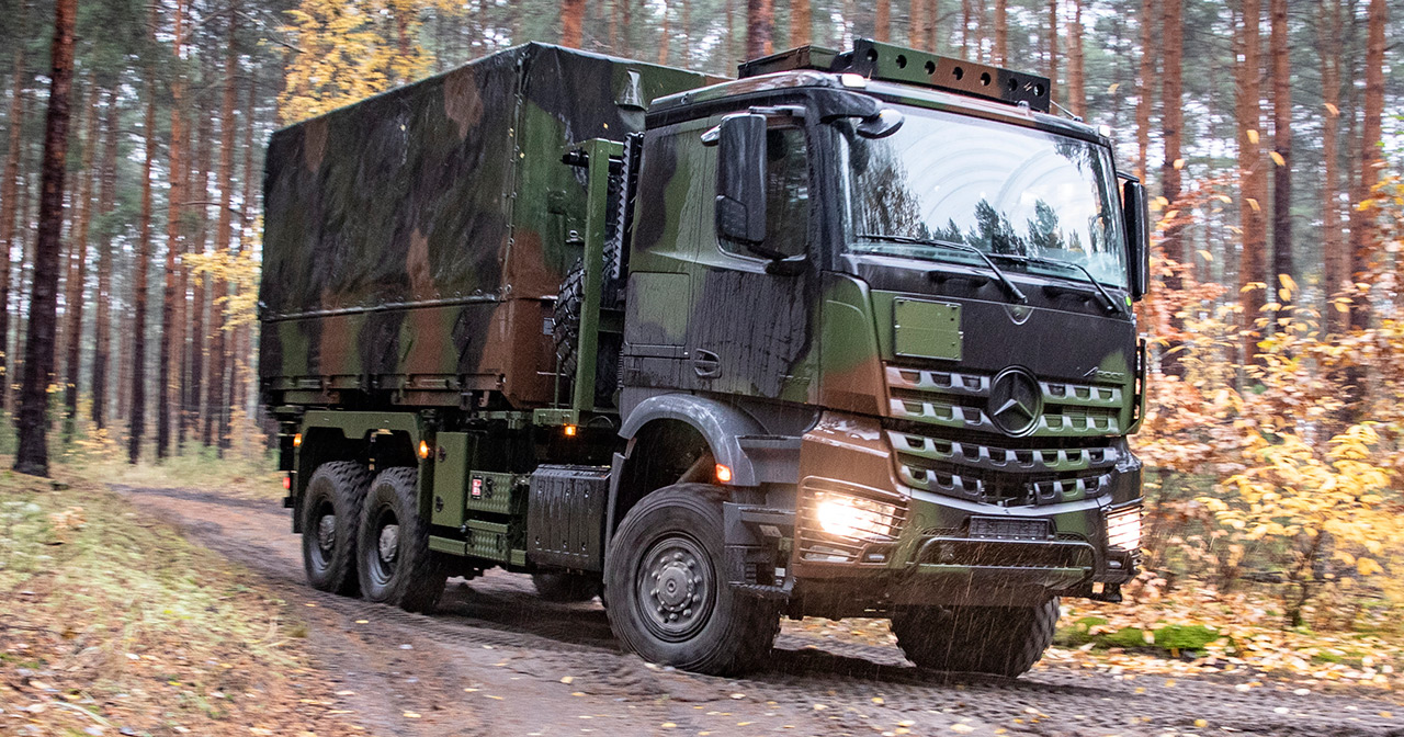 Mercedes-Benz Arocs lastebil med militært utstyr. Mercedes-Benz Arocs lastebil med militært utstyr.