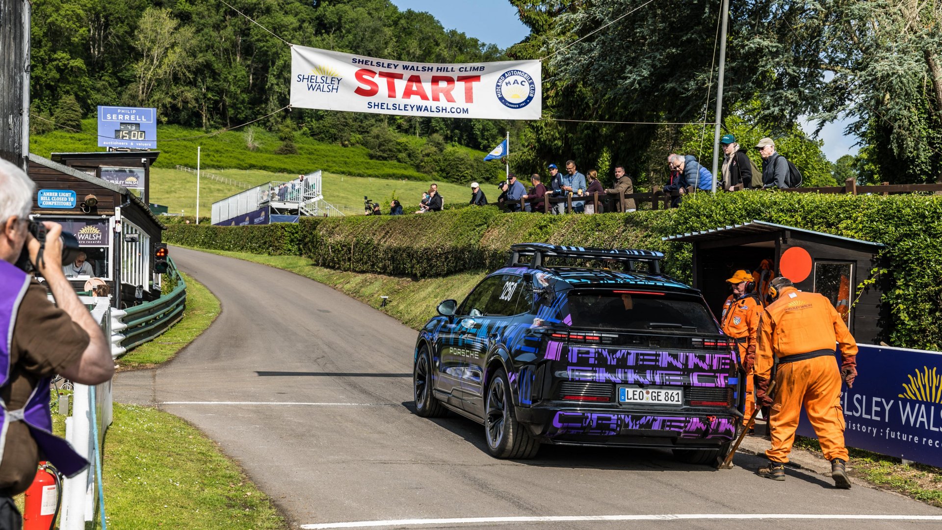 Gabriela Jilkova kjører en elektrisk Cayenne. Gabriela Jilkova kjører en elektrisk Cayenne.