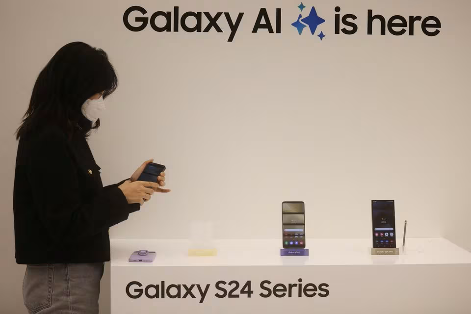 Baidu integrerer AI-assistenten Ernie i Samsungs nye flaggskip-smarttelefoner for å oversette samtaler i sanntid. Baidu integrerer AI-assistenten Ernie i Samsungs nye flaggskip-smarttelefoner for å oversette samtaler i sanntid.
