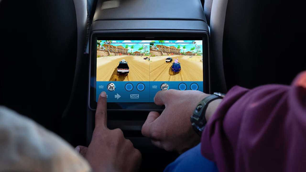 Tesla Model Y interiør med skjermer bak Tesla Model Y interiør med skjermer bak