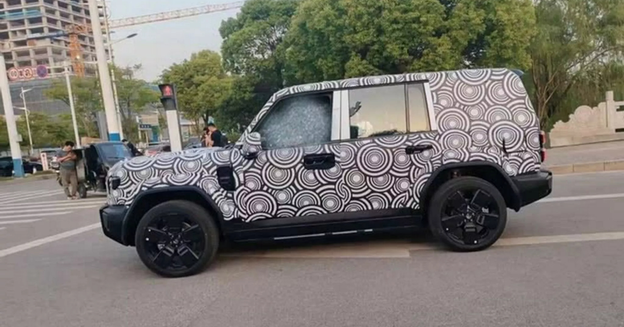 iCar SUV sett bakfra iCar SUV sett bakfra