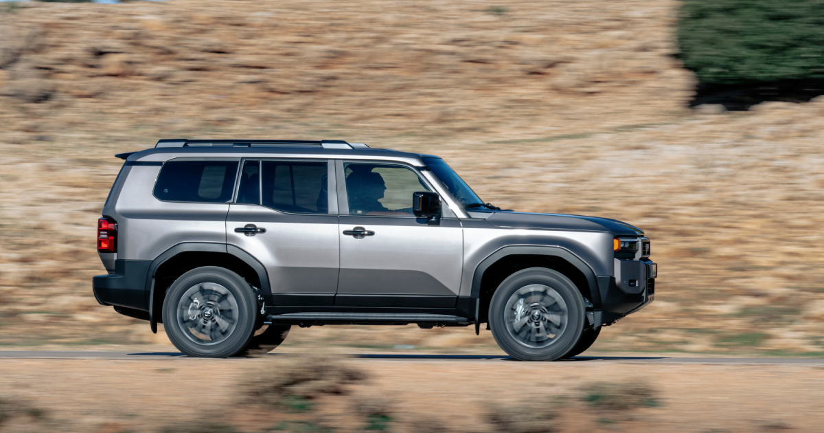 Ny Toyota Land Cruiser J250 med frontutsikt Ny Toyota Land Cruiser J250 med frontutsikt