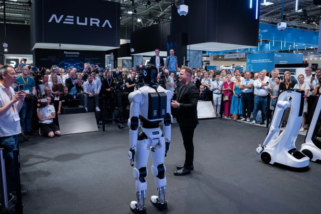 Modell av 4NE1 roboten under presentasjonen Modell av 4NE1 roboten under presentasjonen
