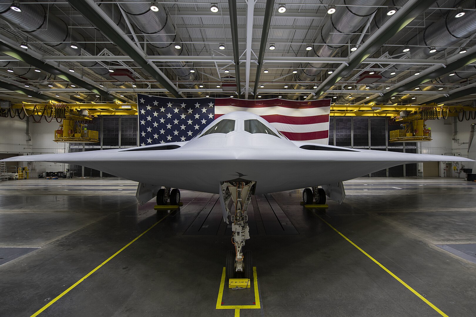 Den første prøvemonterte B-21 bombefly