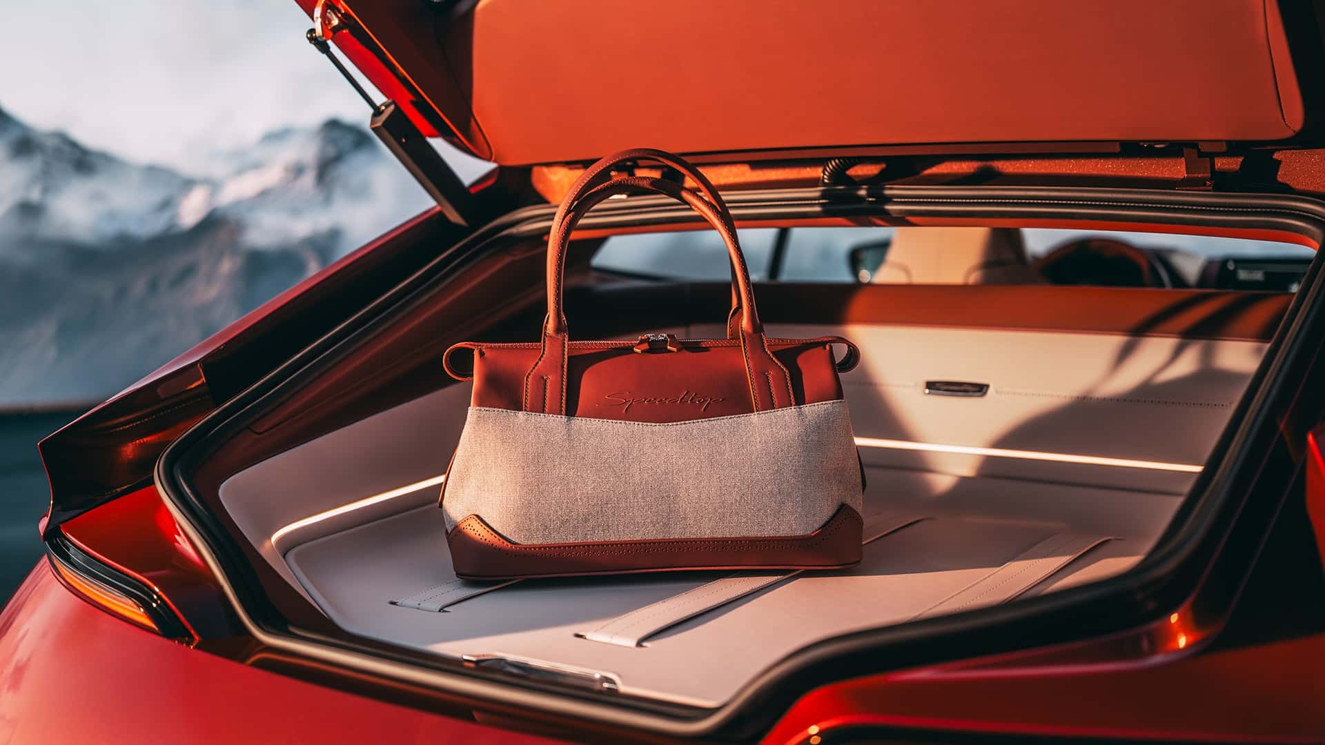Bakgrunnsbelysning i interiør av BMW Speedtop Bakgrunnsbelysning i interiør av BMW Speedtop