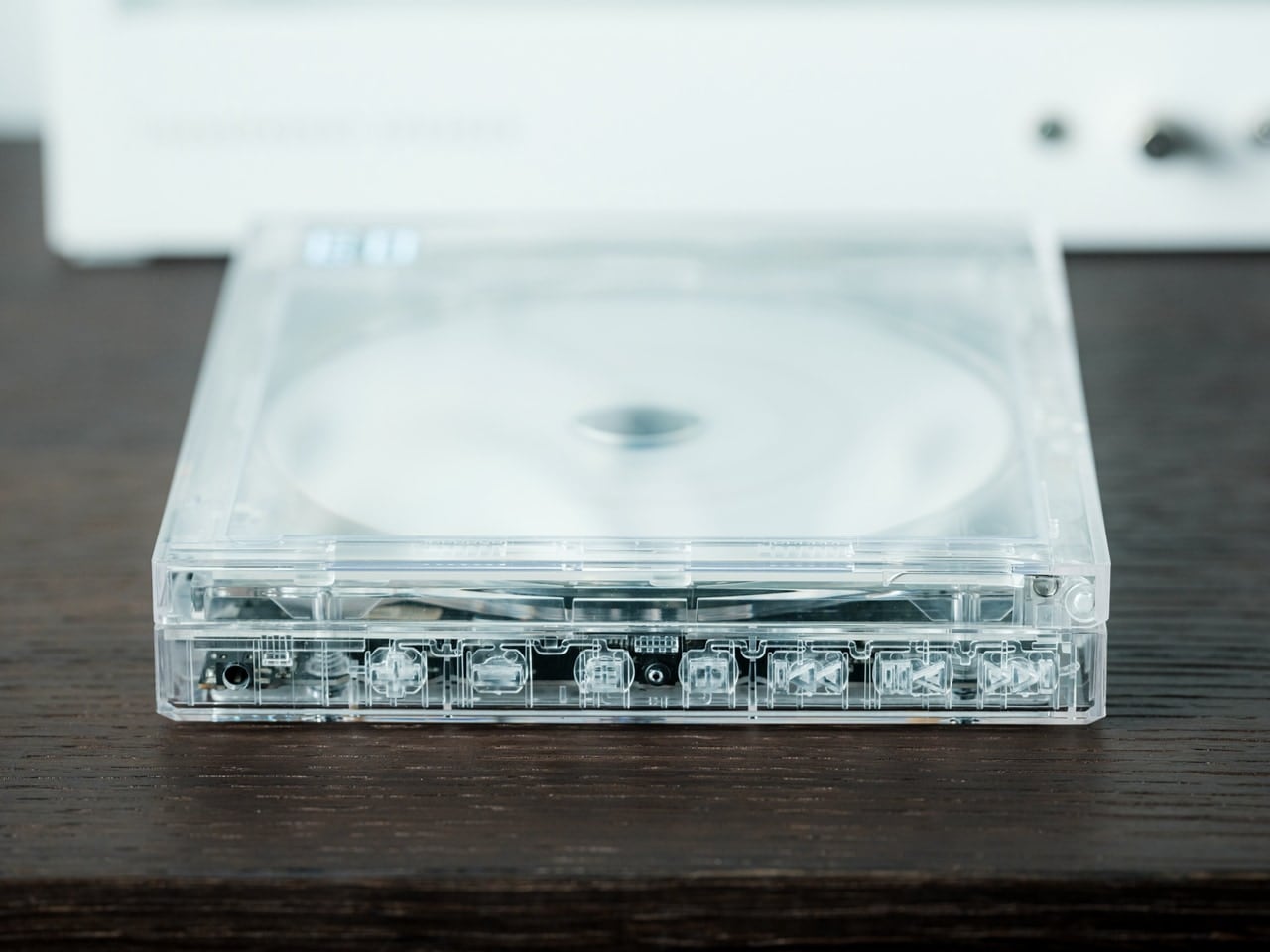 ClearFrame CD-spiller mot bakgrunnen av albumcoveret