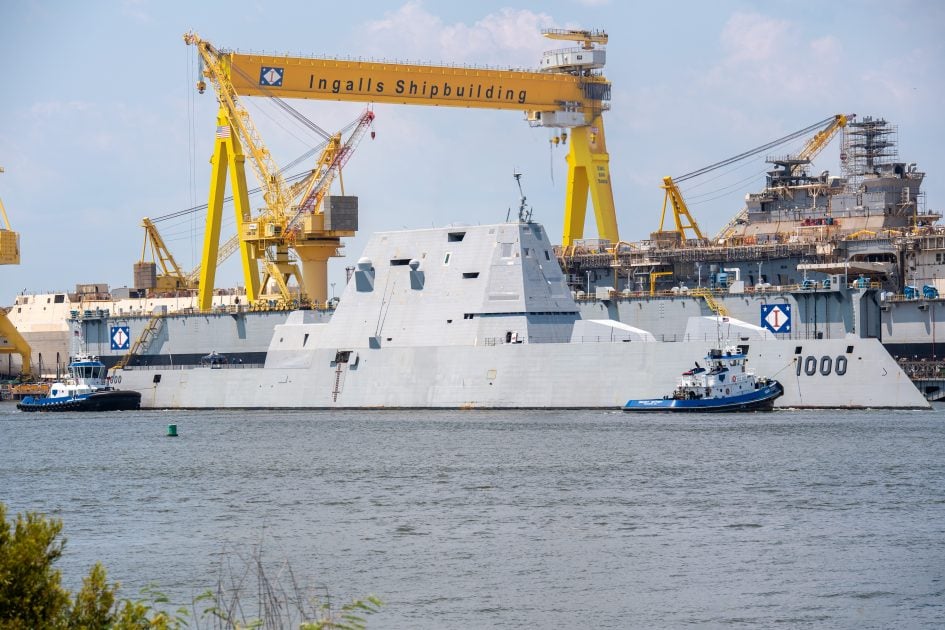 USS Zumwalt, USAs mest avanserte destroyer, har ankommet verftet for installasjon av det ikke-nukleære hypersoniske våpenet Conventional Prompt Strike. USS Zumwalt, USAs mest avanserte destroyer, har ankommet verftet for installasjon av det ikke-nukleære hypersoniske våpenet Conventional Prompt Strike.