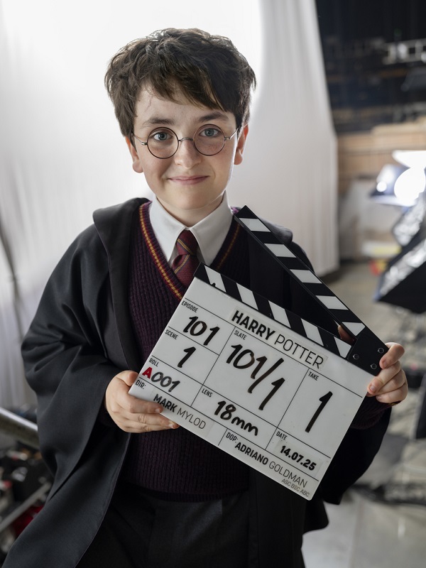 Dominic McLaughlin som Harry Potter.