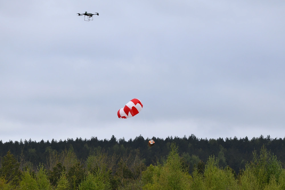 En pakke medicin droppet fra en drone