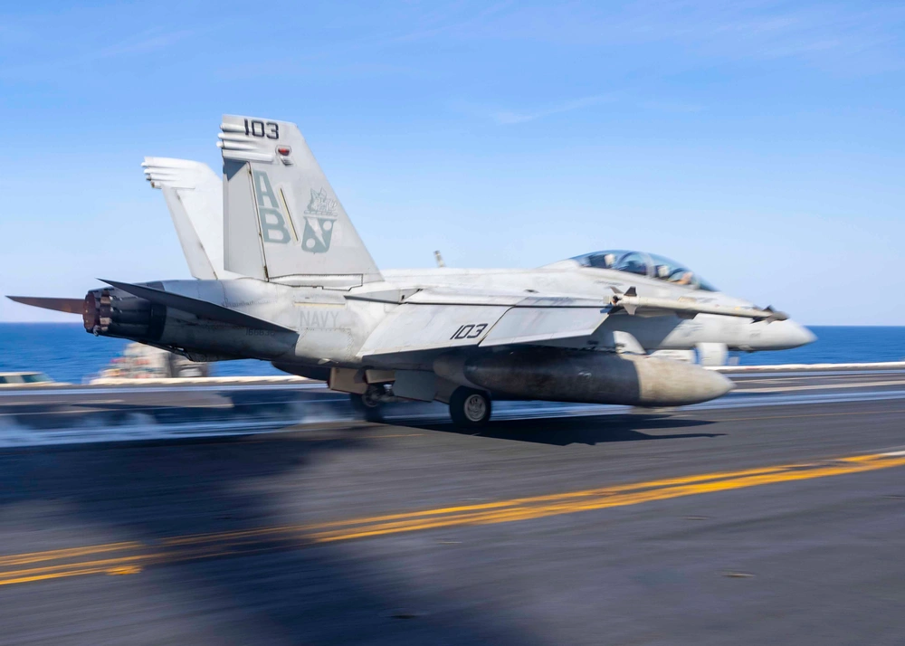 Et F/A-18F Super Hornet jagerfly tar av fra hangarskipet USS Harry S. Truman