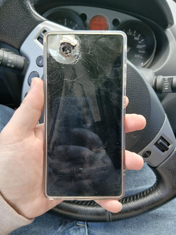 Bilde av Galaxy S25 Ultra med skjermen truffet av en kule. Illustrasjon: Samsung