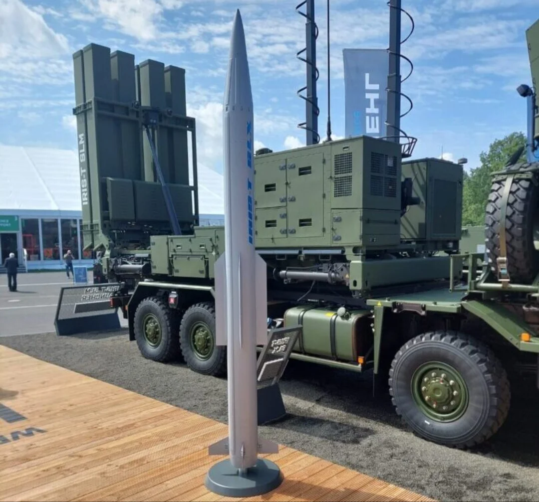 Modell av IRIS-T SLX-raketten Modell av IRIS-T SLX-raketten